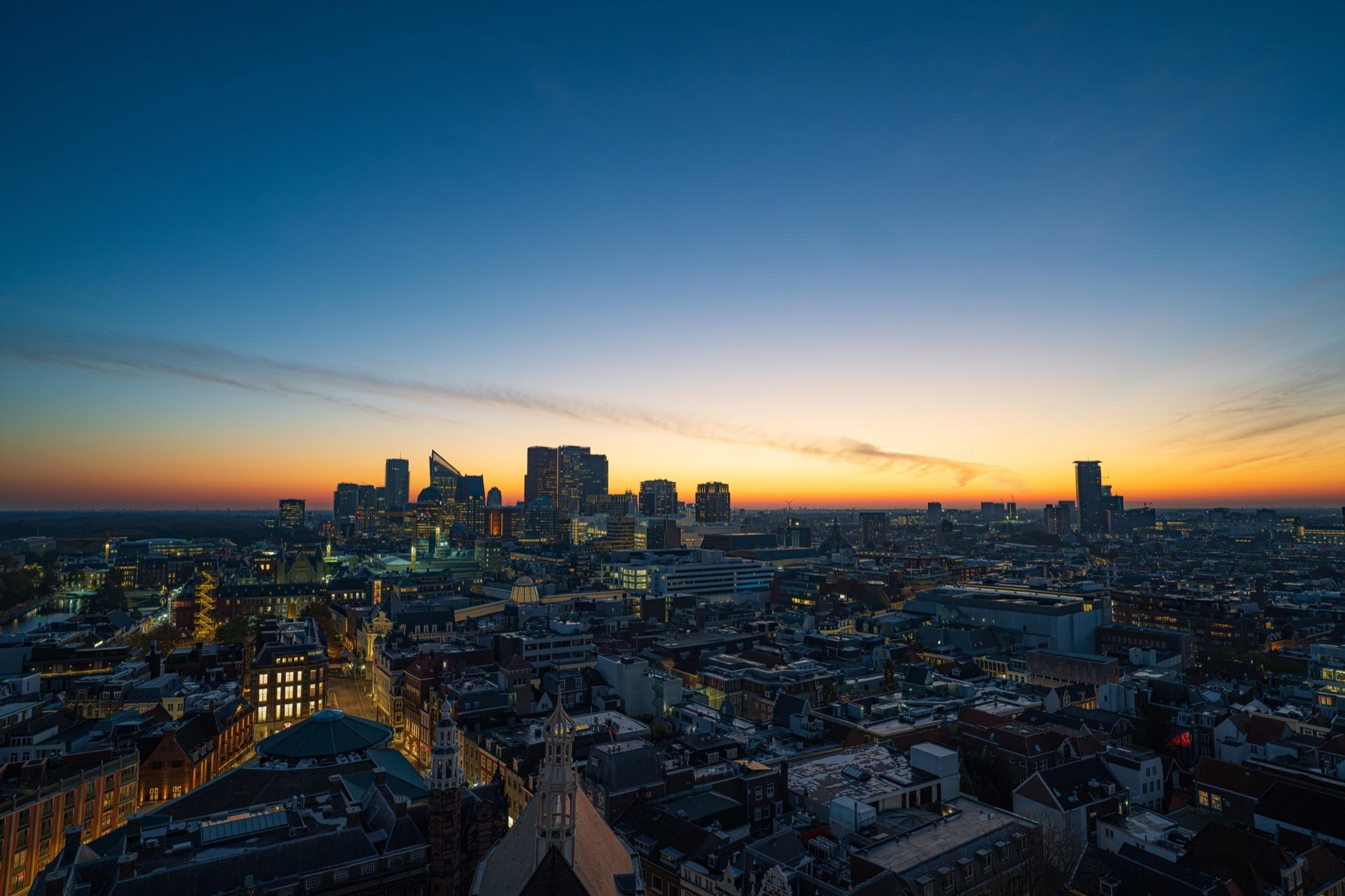 Den Haag bij zonsondergang, gezien van boven